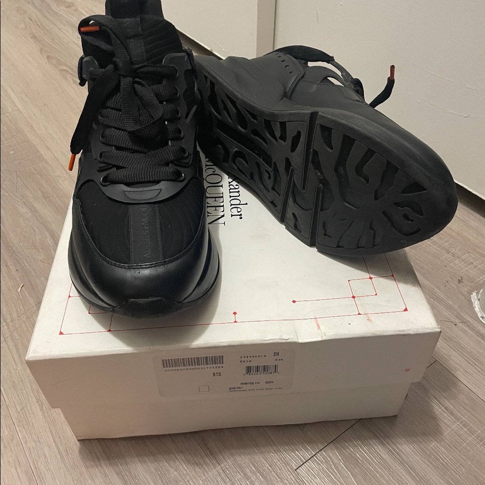 Mens Alexander McQueen Sneaker, a different and unique style! Work once like new